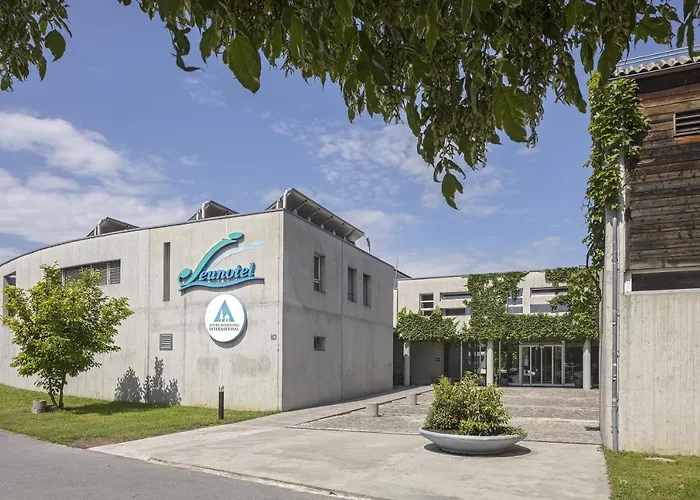 Youth Jeunotel אכסניה